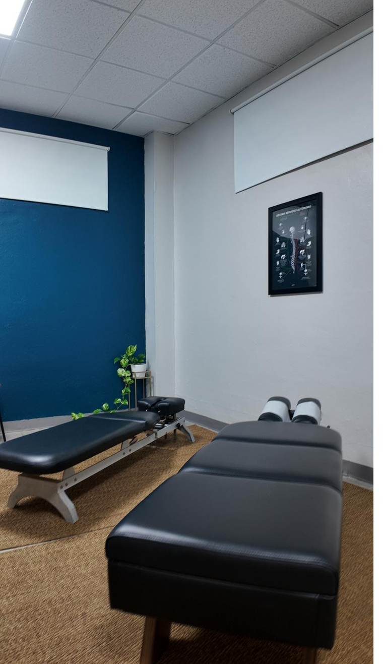 Sala de ajustes de Innerbloom Chiropractic Clinic